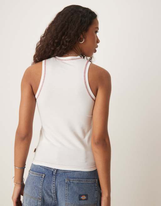 Camiseta blanco hueso sin mangas de corte alargado con espalda de nadadora y logo central de Dickies, 4 de 4