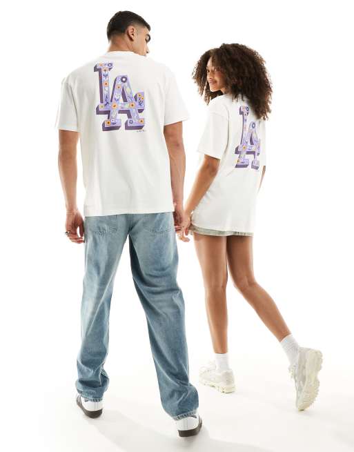 Camiseta blanco hueso unisex con estampado de flores y texto 