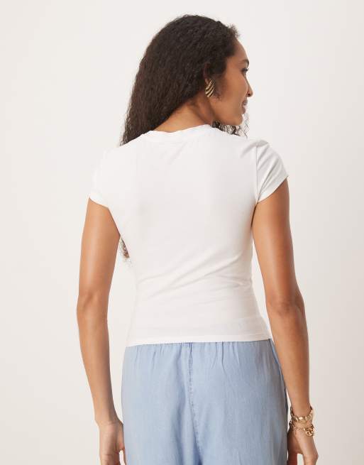 Camiseta blanco leche de coco con diseño encogido y estampado gráfico de desayuno de ASOS DESIGN, 3 de 4