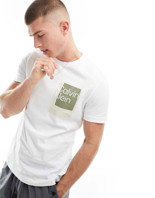 Camiseta blanco luminoso con recuadro del logo superpuesto de Calvin Klein