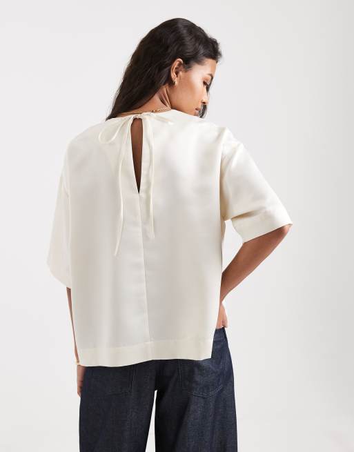 Camiseta blanco marfil de satén de ASOS DESIGN, 4 de 4