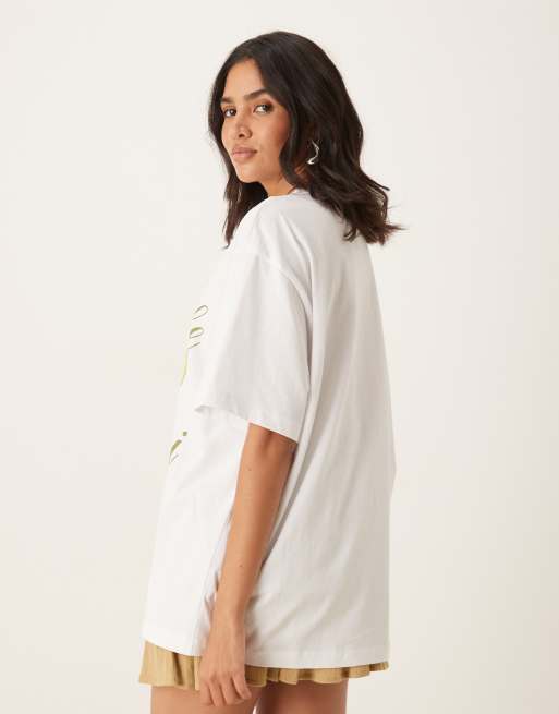 Camiseta blanco marfil extragrande con estampado gráfico de bebida y pepinillos de ASOS DESIGN, 3 de 4
