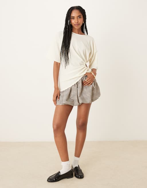 Camiseta blanco marfil texturizada con detalle de abertura de ASOS DESIGN, 2 de 4