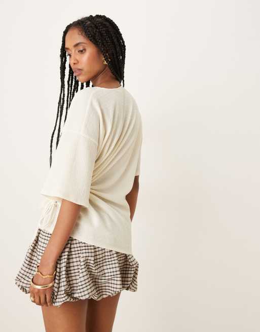 Camiseta blanco marfil texturizada con detalle de abertura de ASOS DESIGN, 4 de 4