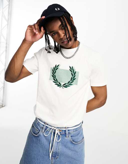 Camiseta blanco nieve con diseño color block con corona de laurel de Fred Perry