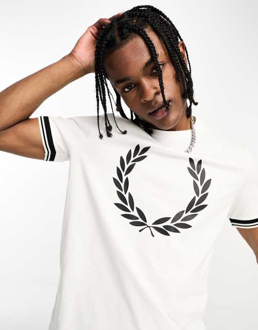 Camiseta blanco nieve con estampado de corona de laurel de Fred Perry