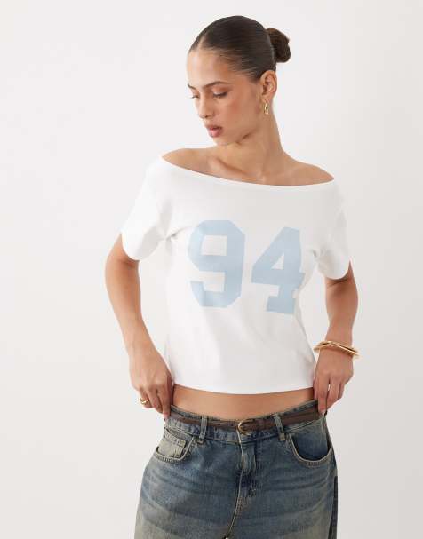 Camiseta blanco vintage con estampado gráfico de estilo deportivo y escote Bardot de Cotton On - view 1