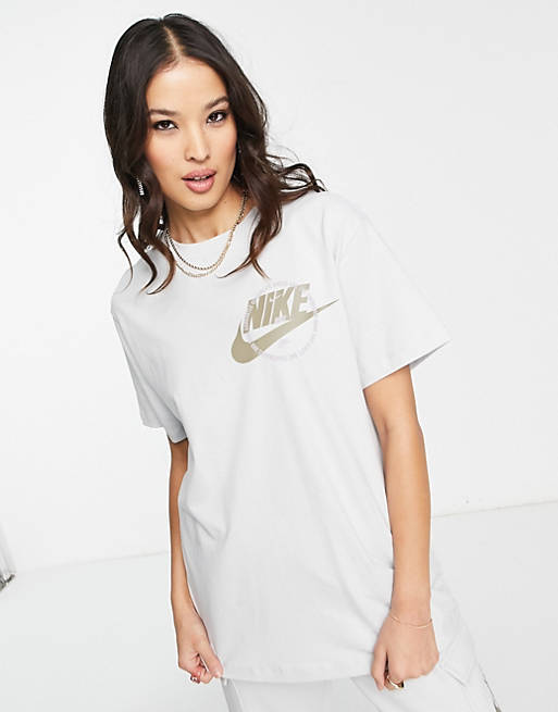 Camiseta boyfriend azul utilitaria estampado gráfico del logo de Nike | ASOS