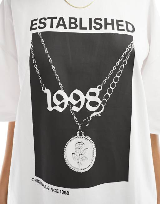 Camiseta boyfriend blanca con estampado gráfico de cadena "Established" de ASOS DESIGN, 3 de 4
