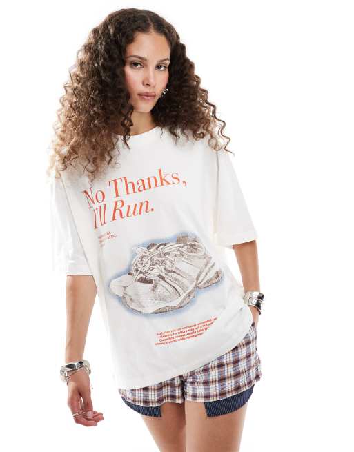 Camiseta boyfriend color crema con estampado gráfico de bienestar de ASOS DESIGN