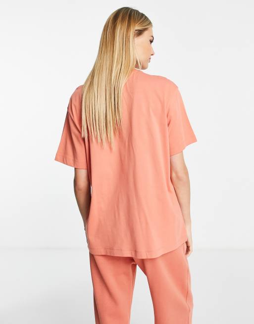 Camiseta boyfriend marrón rosado básica con logo pequeño de Nike, 2 de 4