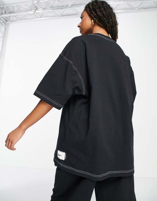 Camiseta boyfriend negra con pespuntes en contraste y logo de Nike, 2 de 4