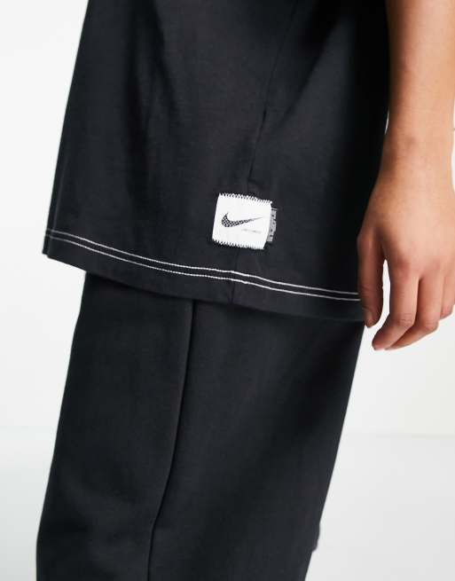 Camiseta boyfriend negra con pespuntes en contraste y logo de Nike, 4 de 4