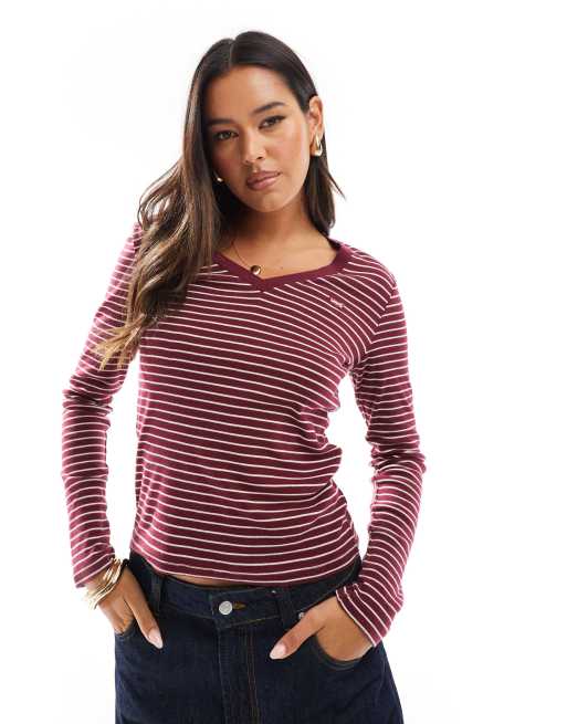 Camiseta burdeos a rayas de manga larga con cuello de pico y logo de murciélago pequeño de Levi's