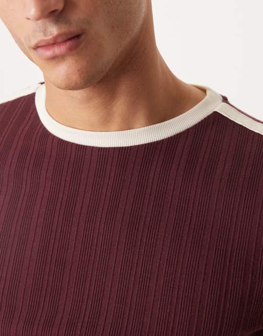 Camiseta burdeos ajustada con cuello redondo y panel en contraste de tejido texturizado de ASOS DESIGN, 5 de 5