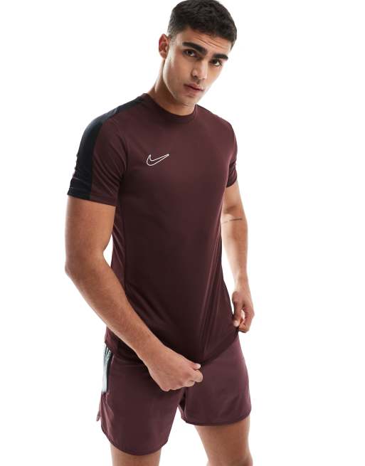 Camiseta burdeos con diseño de paneles Dri-FIT Academy de Nike Football