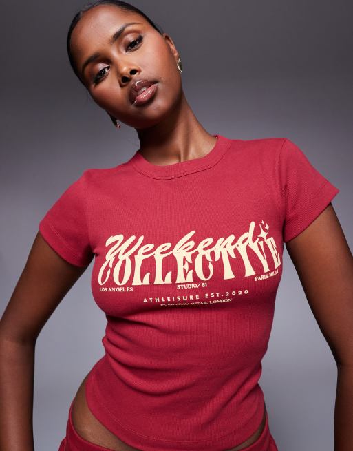 Camiseta burdeos con diseño encogido y gráfico de tipografías variadas de Weekend Collective