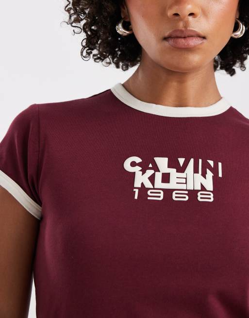Camiseta burdeos con gráfico y ribetes 1968 de Calvin Klein, 2 de 4