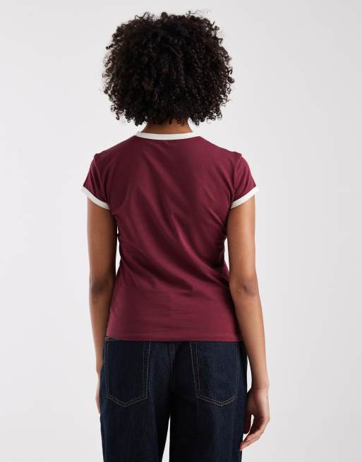 Camiseta burdeos con gráfico y ribetes 1968 de Calvin Klein, 4 de 4