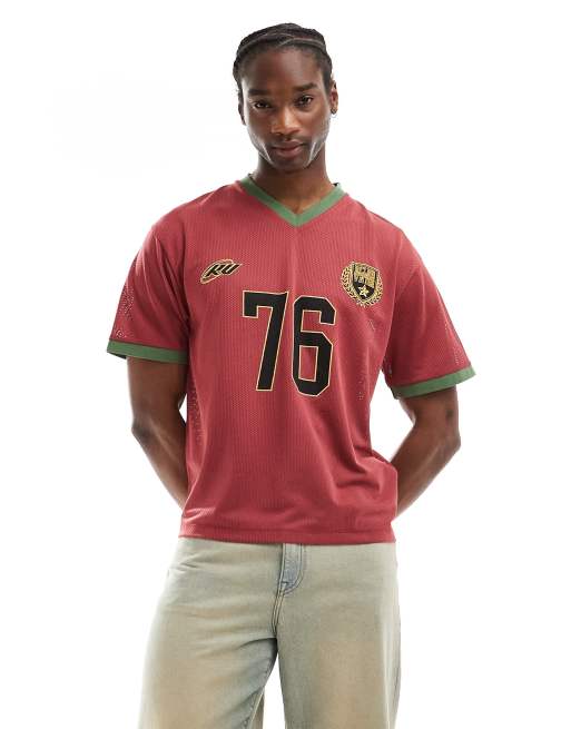 Camiseta burdeos de corte cuadrado de estilo fútbol con cuello de pico de Reclaimed Vintage 