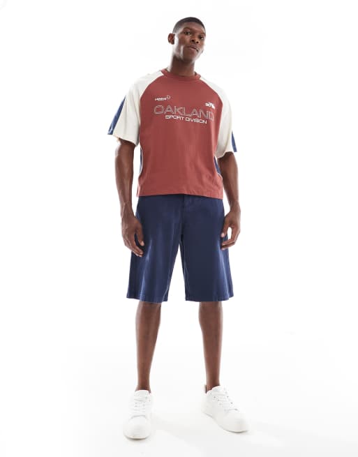 Camiseta burdeos de corte cuadrado extragrande con estampado gráfico deportivo y detalles de paneles de ASOS DESIGN, 2 de 5