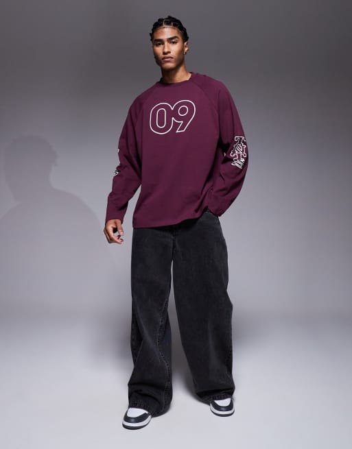 Camiseta burdeos extragrande de manga larga raglán con estampado gráfico deportivo flocado de ASOS DESIGN , 2 de 5