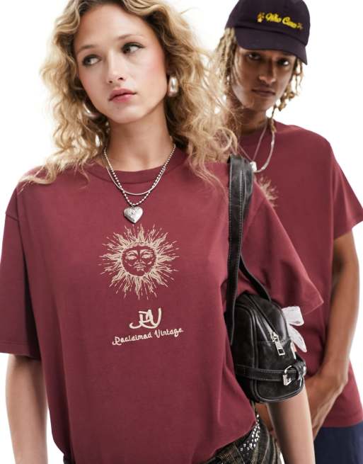 Camiseta burdeos unisex con sol y logo bordados de Reclaimed Vintage