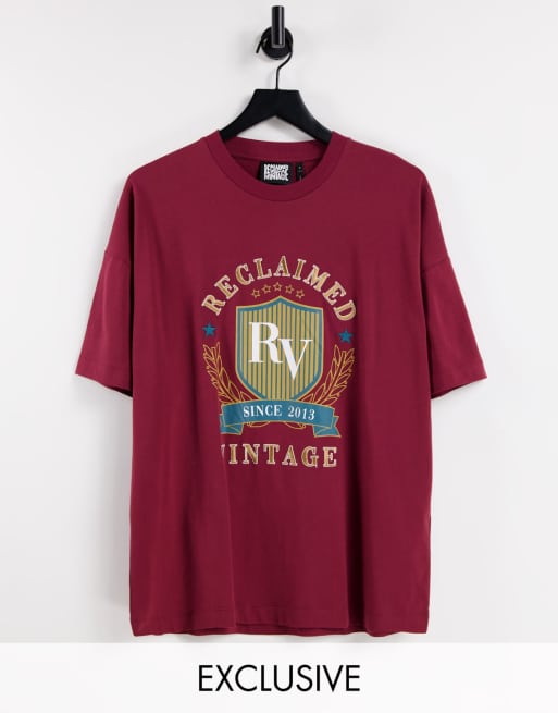Camiseta burdeos unisex extragrande con logo bordado de escudo de Reclaimed Vintage Inspired