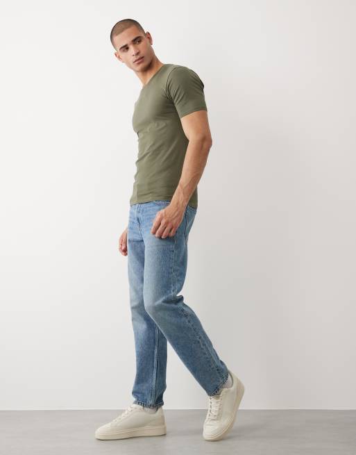 Camiseta caqui ajustada con cuello de pico de River Island, 2 de 5