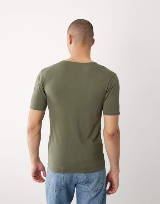 Camiseta caqui ajustada con cuello de pico de River Island, 5 de 5