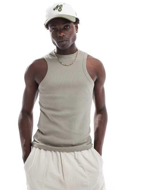 Camiseta caqui ajustada sin mangas con cuello de nadador de canalé de ASOS DESIGN, 4 de 4