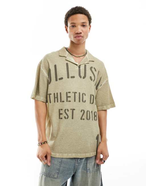 Camiseta caqui con cuello tipo polo, estampado gráfico delantero y acabado con textura de punto de arroz de COLLUSION