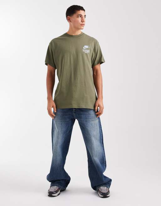 Camiseta caqui con estampado gráfico en la espalda y logo de Nike, 2 de 5