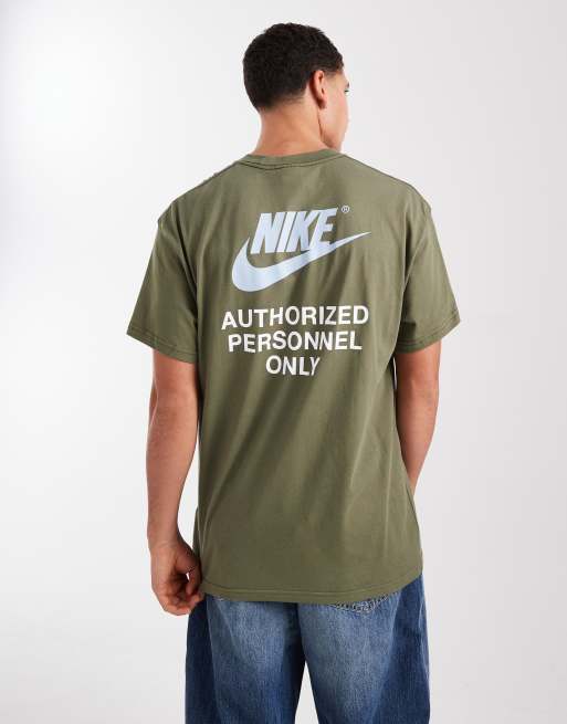 Camiseta caqui con estampado gráfico en la espalda y logo de Nike, 3 de 5