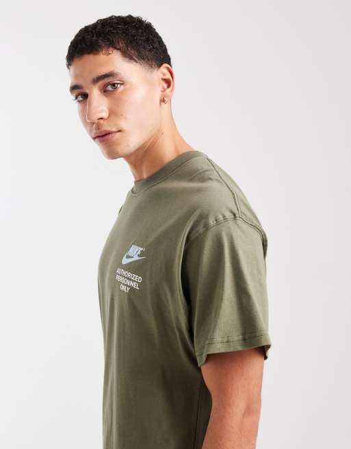 Camiseta caqui con estampado gráfico en la espalda y logo de Nike, 4 de 5
