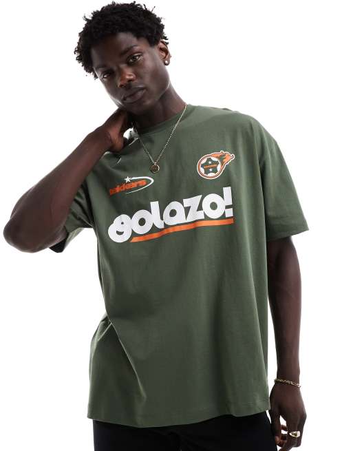 Camiseta caqui extragrande con estampado deportivo en el pecho y la espalda de ASOS DESIGN, 2 de 4