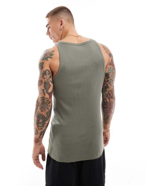 Camiseta caqui oscuro ajustada sin mangas de canalé fino de New Look, 4 de 4