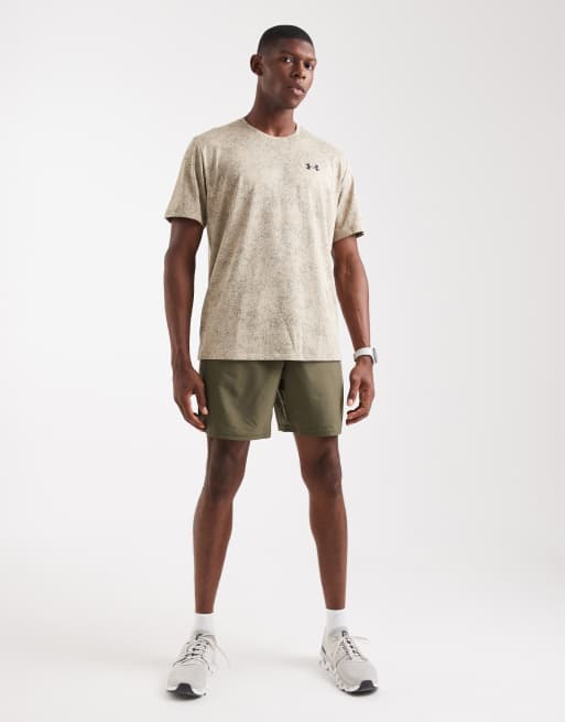 Camiseta caqui urbano con diseño pixelado Tech de Under Armour, 2 de 5