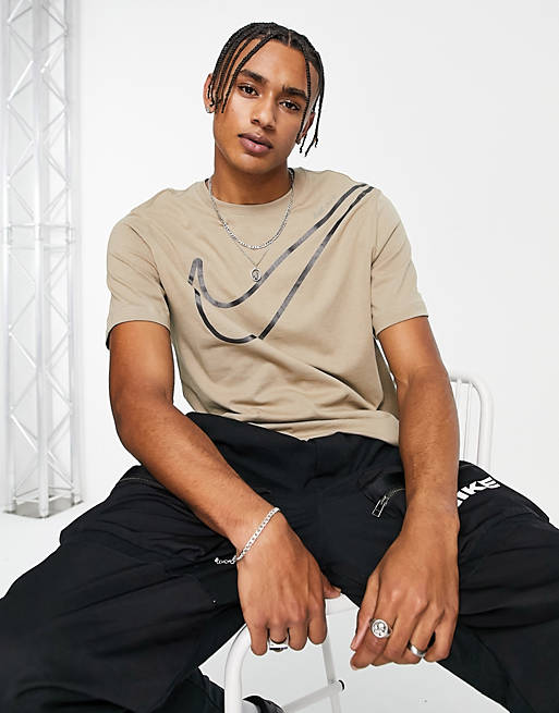 Hombre Tops | Camiseta caqui y negra con logo grande de Nike - XV73007