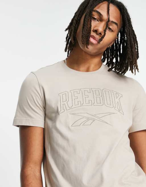 Reebok Club C Legacy Keith Haring ClassicfuncenterShops Camiseta color arena con logo delineado Vintage exclusivo en ClassicfuncenterShops de Reebok