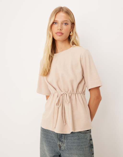 Camiseta color avena con cintura entallada y lazada lateral de tejido muy suave de ASOS DESIGN