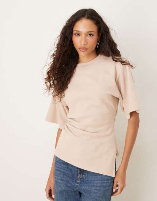 Camiseta color avena con detalle de bajo asimétrico y cintura entallada de tejido muy suave de ASOS DESIGN