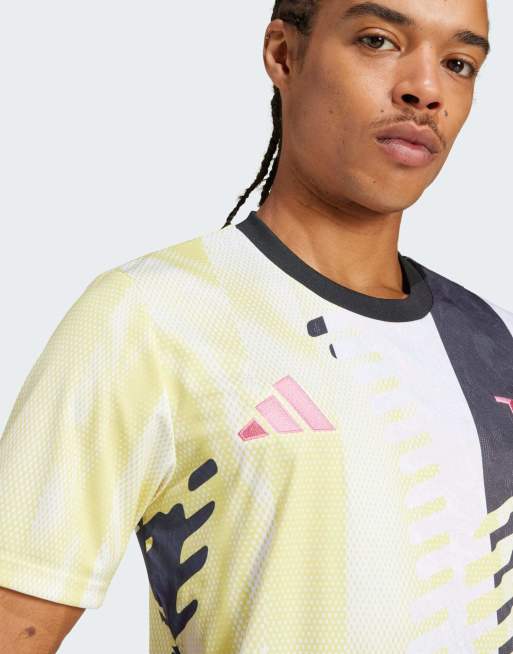 Camiseta color azufre, negra y azul marino para prepartido con diseño del Juventus 24/25 de adidas Performance