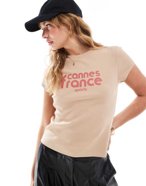 Camiseta color camel con diseño encogido y estampado gráfico 