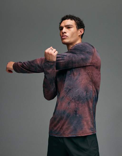 Camiseta color caoba de manga larga para correr con estampado efecto tie dye de malla ligera premium de 4505, 3 de 5