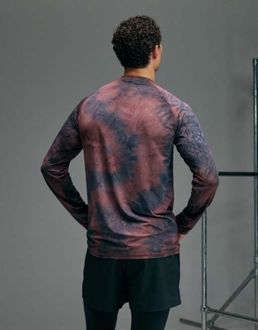 Camiseta color caoba de manga larga para correr con estampado efecto tie dye de malla ligera premium de 4505, 4 de 5