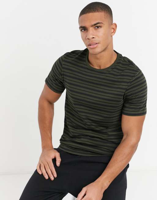 Camiseta color caqui oscuro a rayas de New Look