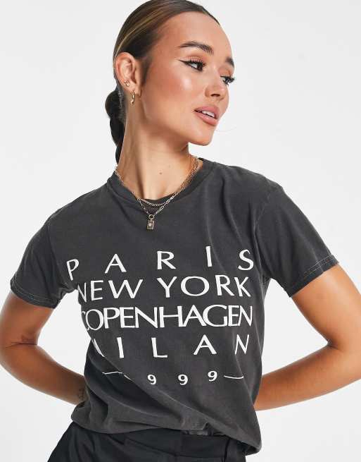 Camiseta color carbón con estampado gráfico de ciudades de ASOS