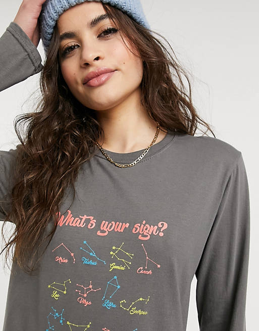 Camiseta color carbón de manga larga con estampado astrológico de Heartbreak