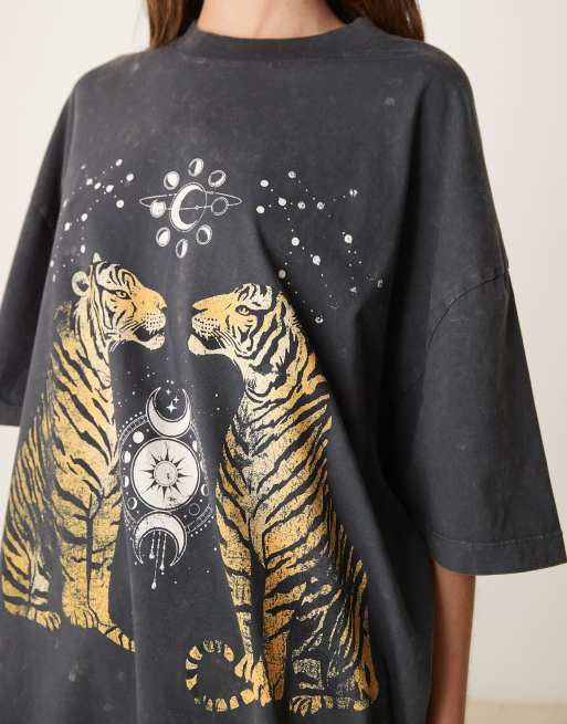 Camiseta color carbón lavado extragrande con estampado gráfico de tigres de ASOS DESIGN, 2 de 4